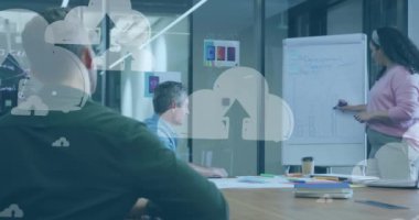 Ofiste sunum yapan melez kadınlara karşı yüzen bulut yükleme simgelerinin canlandırılması. Küresel iş ve bulut veri depolama teknolojisi kavramı