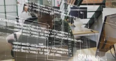 Grafikler, harita, yükleme çubukları, bilgisayar dili, dizüstü bilgisayarda çalışan Afro-Amerikan adam animasyonu. Dijital bileşik, çoklu pozlama, dünya, rapor, iş, kodlama ve teknoloji konsepti.