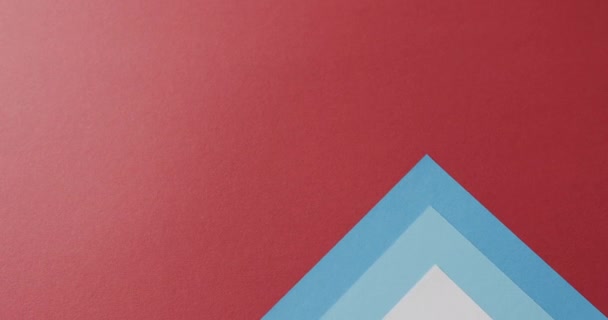 Крупним Планом Порожні Блакитні Картки Червоному Тлі Копіювальним Простором Повільному — стокове відео