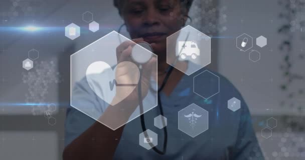 六角形のアイコンのアニメーションと立体視による出生時の女性医師の上のレンズフレア デジタル複合体 複数の露出 カドゥケウス ヘルスケア 抽象的および技術の概念 — ストック動画