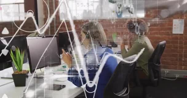 Анимация Графиков Цифр Блокчейна Двуличная Женщина Разговаривает Наушникам Использует Компьютере — стоковое видео