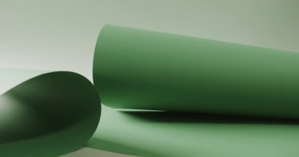 在白色背景上用慢动作的复制空间关闭绿色滚动纸片 材料和织物 — 图库视频影像