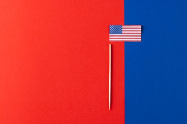 Amerika Birleşik Devletleri bayrağının mavi ve kırmızı arka planında fotokopi alanı olan yüksek açılı görüntüsü. Amerikan vatanseverliği, bağımsızlık günü ve gelenek kavramı.