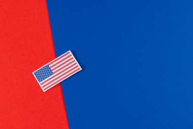 Amerika Birleşik Devletleri bayrağının mavi ve kırmızı arka planında fotokopi alanı olan yüksek açılı görüntüsü. Amerikan vatanseverliği, bağımsızlık günü ve gelenek kavramı.