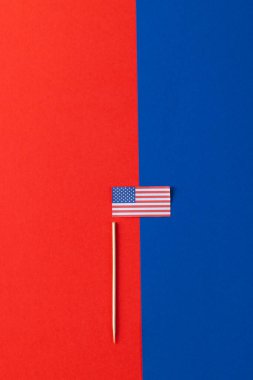 Amerika Birleşik Devletleri bayrağının mavi ve kırmızı arka planında fotokopi alanı olan yüksek açılı görüntüsü. Amerikan vatanseverliği, bağımsızlık günü ve gelenek kavramı.