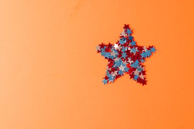 Amerika Birleşik Devletleri bayraklarının kırmızı, mavi ve beyaz yıldızlarıyla oluşan yıldız. Amerikan vatanseverliği, bağımsızlık günü ve gelenek kavramı.