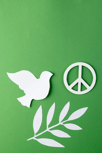 緑の背景に葉とコピースペースで白い鳩と平和のサインのアップを閉じます 平和と反戦運動の概念 — ストック写真