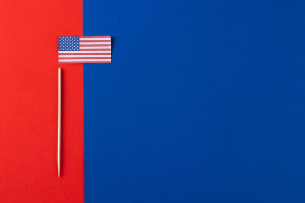 青と赤の背景にコピースペースを持つ米国の国旗の高い角度のビュー アメリカの愛国心 独立記念日 伝統的概念 — ストック写真