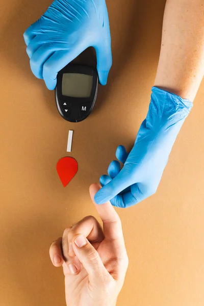 Glukometresi Olan Beyaz Bir Kadından Kan Şekeri Ölçen Eldivenli Bir — Stok fotoğraf