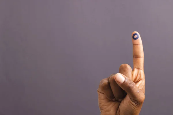 Hand Eines Birassischen Mannes Mit Blauem Ring Ausgestreckten Finger Auf — Stockfoto
