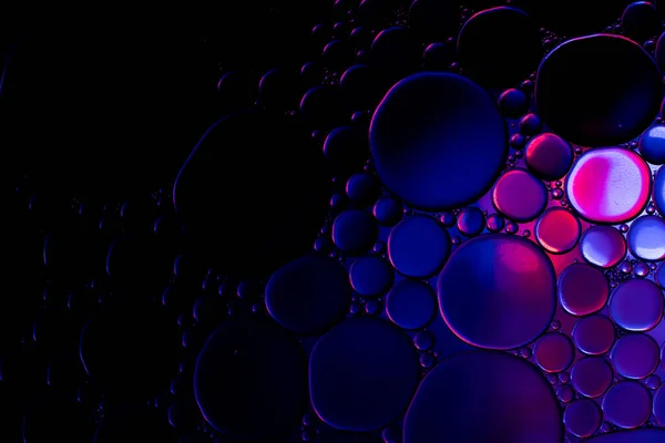 Makro Zavřít Vodní Bubliny Kopírovacím Prostorem Přes Modré Růžové Pozadí — Stock fotografie