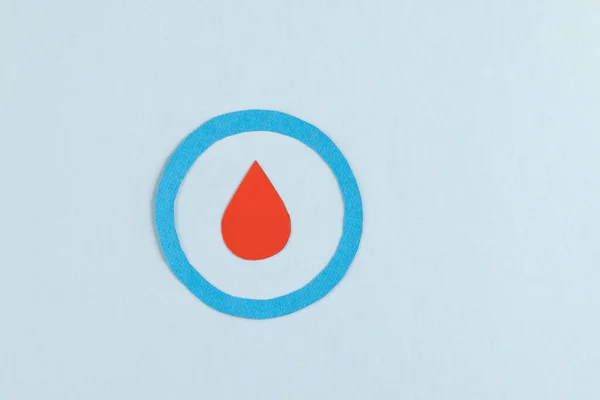 Darah Drop Cincin Biru Latar Belakang Biru Dengan Ruang Fotokopi — Stok Foto