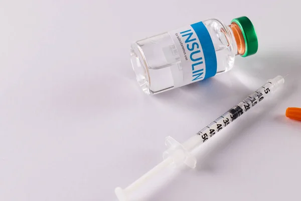 Inzulínová Injekční Lahvička Nekrytá Injekční Stříkačka Bílém Pozadí Kopírovacím Prostorem — Stock fotografie