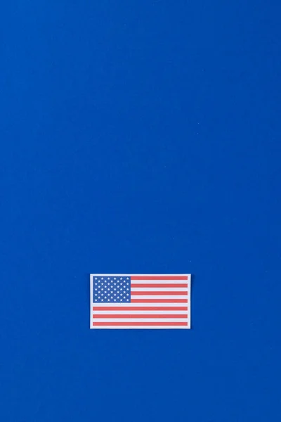 美国国旗的高角度视图 蓝色背景上有复制空间 美国的爱国主义 独立日和传统概念 — 图库照片
