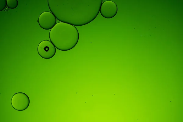 Makro Nahaufnahme Von Wasserblasen Mit Kopierraum Auf Grünem Hintergrund Makro — Stockfoto