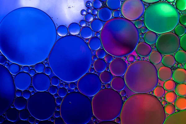 Макро Закриває Водяні Бульбашки Копіювальним Простором Багатокольоровому Тлі Макро Колір — стокове фото