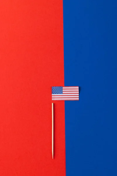 青と赤の背景にコピースペースを持つ米国の国旗の高い角度のビュー アメリカの愛国心 独立記念日 伝統的概念 — ストック写真