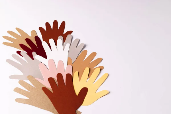 Papel Cortado Mãos Multicoloridas Com Espaço Cópia Sobre Fundo Branco — Fotografia de Stock