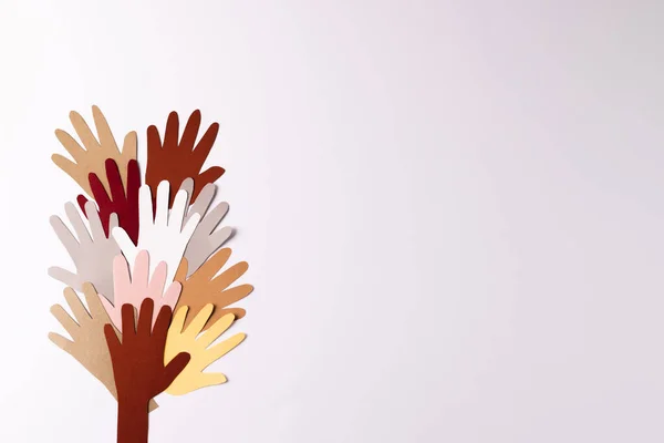 Papier Aus Mehrfarbigen Händen Mit Kopierraum Auf Weißem Hintergrund Humanitäre — Stockfoto