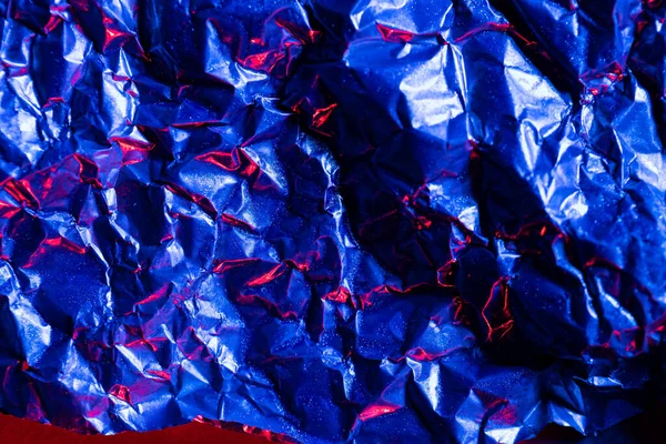 Gros Plan Papier Aluminium Froissé Bleu Brillant Rouge Avec Espace — Photo