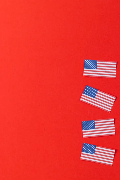 赤い背景にコピースペースを持つ米国の4つのフラグの高い角度のビュー アメリカの愛国心 独立記念日 伝統的概念 — ストック写真