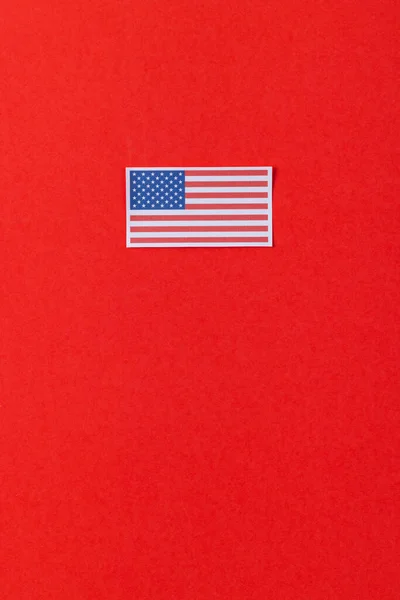 Hög Vinkel Syn Flaggan Usa Med Kopia Utrymme Röd Bakgrund — Stockfoto
