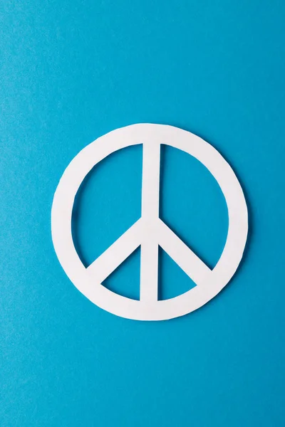 Mavi Arka Planda Fotokopi Alanı Olan Beyaz Barış Işaretinin Yüksek — Stok fotoğraf