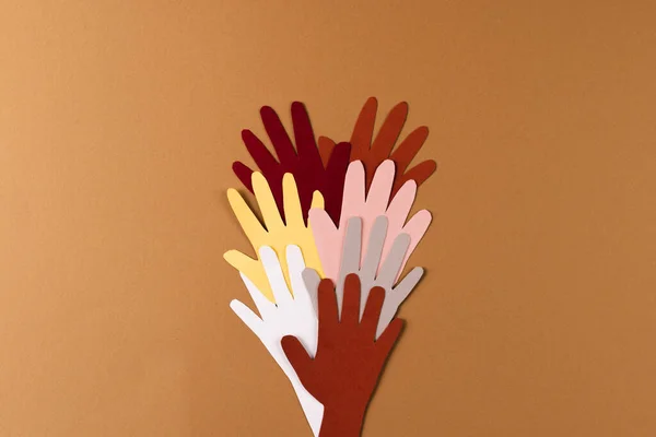 Papel Recortado Mãos Multicoloridas Com Espaço Cópia Sobre Fundo Castanho — Fotografia de Stock