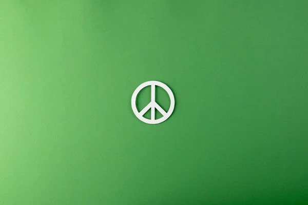 Wysoki Kąt Widzenia Białego Znaku Pokoju Miejsca Kopiowania Zielonym Tle — Zdjęcie stockowe