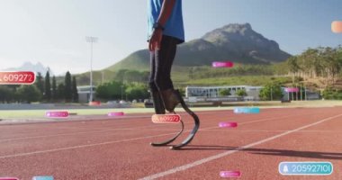 Koşu pistinde zıplayan protez bacaklı Afro-Amerikan bir adam hakkında bilgilendirme animasyonu. Dijital bileşim, egzersiz, fitness, ampütasyon, sakatlık, atlet, adanmışlık ve teknoloji.