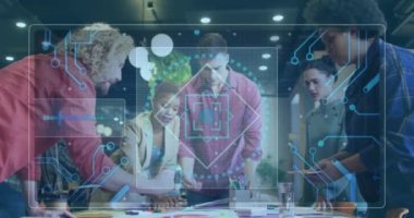 Ofisteki belgeler üzerinde tartışan çeşitli meslektaşlar üzerinden mikro işlemci bağlantılarının animasyonu. Bilgisayar arayüzü ve iş teknolojisi kavramı