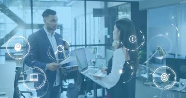 Muhtelif iş arkadaşlarının ofiste fikir paylaşımı üzerine daireler çizerek ikon animasyonu. Dijital bileşik, çoklu pozlama, iş, arama, planlama, açıklama, küreselleşme, takım çalışması ve teknoloji.