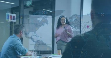 Ofiste sunum yapan melez kadına karşı dünya haritası ve veri işleme animasyonu. Küresel ağ ve iş teknolojisi kavramı