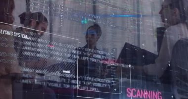 Grafiklerin, mesajların, alım satım tahtasının, bilgisayar dilinin, raporları tartışan çeşitli iş arkadaşlarının animasyonu. Dijital bileşik, iş dünyası, borsa, kodlama, planlama, açıklama ve teknoloji kavramı.