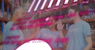 Gülümseyen çeşitli gönüllülerin depoda beşlik çakması üzerine finansal veri işleme animasyonu. Küresel sevkiyat, ticaret, finans, bilgisayar ve veri işleme kavramı dijital olarak oluşturuldu.