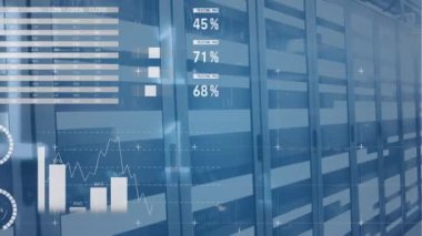 Sunucu odasında finansal veri işleme animasyonu. Küresel teknoloji, bilgisayar ve dijital arayüz kavramı dijital olarak oluşturulmuş video.