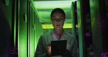 Ayırma odasında dijital tablet kullanan Kafkas kadın mühendis üzerine 6 gramlık metin afişi. İş veri depolama teknolojisi kavramı