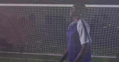 Göğsündeki topu kontrol eden Afro-Amerikan erkek futbolcunun veri işleme animasyonu. Küresel ekonomi ve spor fitness kavramı