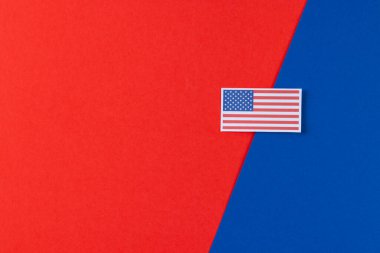Kırmızı ve mavi arka planda kopya alanı olan Amerika Birleşik Devletleri bayrağının yüksek açılı görüntüsü. Amerikan vatanseverliği, bağımsızlık günü ve gelenek kavramı.