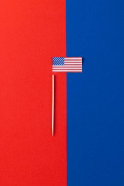 Amerika Birleşik Devletleri bayrağının mavi ve kırmızı arka planında fotokopi alanı olan yüksek açılı görüntüsü. Amerikan vatanseverliği, bağımsızlık günü ve gelenek kavramı.
