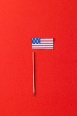 Kırmızı arka planda fotokopi alanı olan Amerika Birleşik Devletleri bayrağının yüksek açılı görüntüsü. Amerikan vatanseverliği, bağımsızlık günü ve gelenek kavramı.