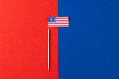 Amerika Birleşik Devletleri bayrağının mavi ve kırmızı arka planında fotokopi alanı olan yüksek açılı görüntüsü. Amerikan vatanseverliği, bağımsızlık günü ve gelenek kavramı.