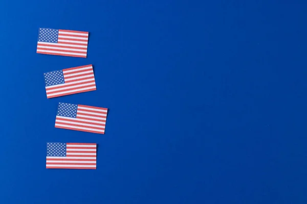 青い背景にコピースペースを持つ米国の4つのフラグの高角度ビュー アメリカの愛国心 独立記念日 伝統的概念 — ストック写真
