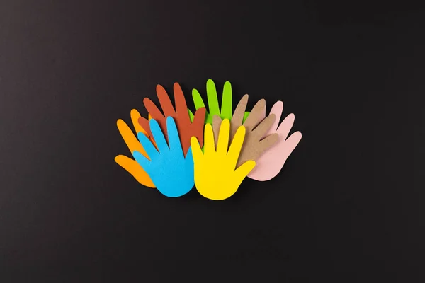 Großaufnahme Von Aus Mehrfarbigen Händen Ausgeschnittenem Papier Mit Kopierraum Auf — Stockfoto