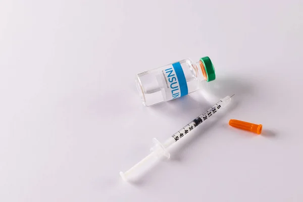 Insulinflasche Und Unverschlossene Spritze Auf Weißem Hintergrund Mit Kopierraum Blutzucker — Stockfoto