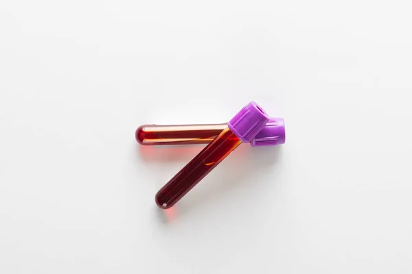 白い背景に紫色の蓋のある2つの血液サンプルチューブ 血液健康診断 — ストック写真