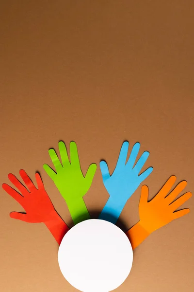 Papel Cortado Mãos Multicoloridas Círculo Branco Com Espaço Cópia Sobre — Fotografia de Stock
