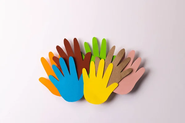 Großaufnahme Von Papier Aus Mehrfarbigen Händen Mit Kopierraum Auf Weißem — Stockfoto