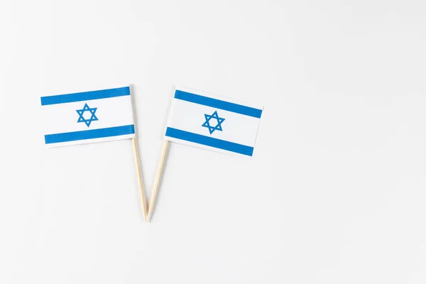 关闭两个带有白底复制空间的以色列国旗 犹太宗教和传统 — 图库照片