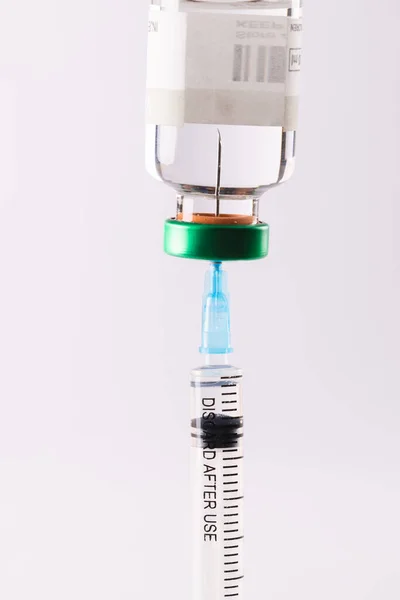 Spuitvulling Uit Injectieflacon Met Heldere Vloeistof Zoals Insuline Witte Achtergrond — Stockfoto